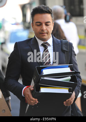 Cape Town, Südafrika. 20. Oktober 2014. Preyen Bestes, Bruder des Shrien Dewani kommt am Hof bei Tag 6 der Shrien Dewani Prüfung am Western Cape High Court vor Richter Jeanette Traverso. Dewani entsteht der Einstellung Männer betroffen, seiner Frau Anni zu ermorden. Anni Ninna Dewani (geb. Hindocha, 12. März 1982 – 13. November 2010) war eine schwedische Frau, die, während Sie auf ihrer Hochzeitsreise in Südafrika, wurde entführt und ermordet dann in Gugulethu Township in der Nähe von Kapstadt am 13. November 2010. Bildnachweis: Roger Sedres/Alamy Live-Nachrichten Stockfoto