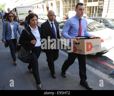 Cape Town, Südafrika. 20. Oktober 2014. Snila und Prakash Dewani, Eltern von Shrien Dewani gehen Arm in Arm auf das Gerichtsgebäude während Tag 6 der Shrien Dewani Prüfung am Western Cape High Court vor Richter Jeanette Traverso eintreffen. Dewani entsteht der Einstellung Männer betroffen, seiner Frau Anni zu ermorden. Anni Ninna Dewani (geb. Hindocha, 12. März 1982 – 13. November 2010) war eine schwedische Frau, die, während Sie auf ihrer Hochzeitsreise in Südafrika, wurde entführt und ermordet dann in Gugulethu Township in der Nähe von Kapstadt am 13. November 2010. Bildnachweis: Roger Sedres/Alamy Live-Nachrichten Stockfoto