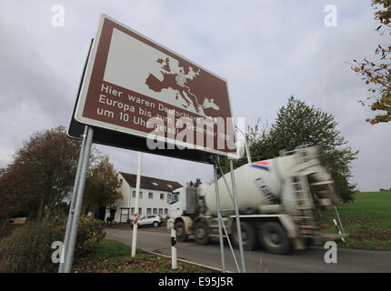 Scheibenventile, Deutschland. 20. Oktober 2014. Ein Zeichen Lesung "Hier Waren Deutschland Und Europa Bis Zum 31. Dezember 1989 um 10 Uhr Geteilt "("an diesem Standort Deutschland und Europa teilten bis 31. Dezember 1989 um 10:00 ") steht an der ehemaligen innerdeutschen Grenze nahe Offleben, Deutschland, 20. Oktober 2014. Politiker, Zeitzeugen und Studenten haben eine Festschrift Wanderung anlässlich des 25-jährigen Jubiläums der Fall der Berliner Mauer. Bildnachweis: Dpa picture Alliance/Alamy Live News Stockfoto