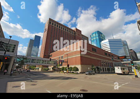 Partielle Skyline von Minneapolis, Minnesota, einschließlich des Hilton-Hotels gesehen von 2nd Avenue Stockfoto