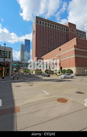 Partielle Skyline von Minneapolis, Minnesota, einschließlich des Hilton-Hotels betrachtet von 2nd Avenue vertikale Stockfoto