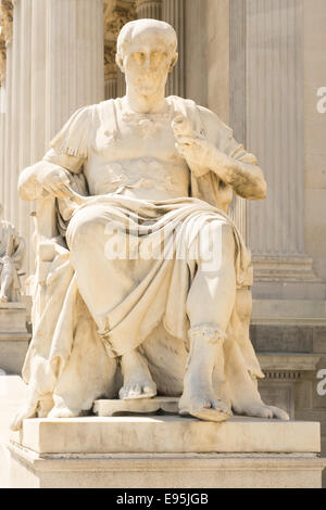 Datiert aus dem späten 1800 baut eine Statue von Julius Caesar vor dem österreichischen Parlament in Wien Stockfoto