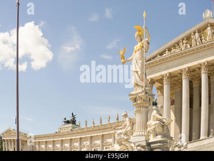 Die Statue der Pallas Athene und der Brunnen vor dem österreichischen Parlament in Wien, Österreich Stockfoto