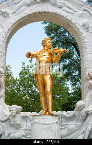 Die Statue des österreichischen Komponisten Johann Strauss II in der Stadt-Park in Wien, Österreich Stockfoto