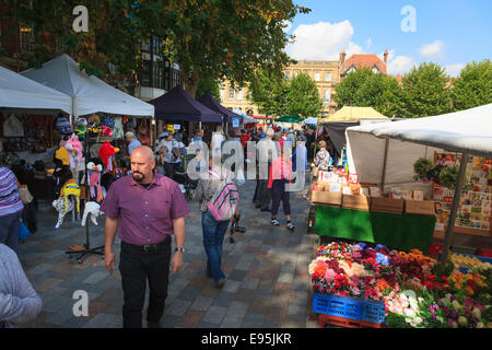 Belebten Salisbury-Markt im Zentrum Stadt an einem sonnigen Tag Stockfoto