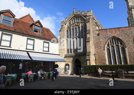 Pfarrkirche St. Thomas und St. Edmunds in Salisbury Stadtzentrum bu ein Straßencafé Stockfoto