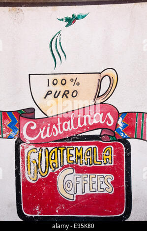 Cristalinas Guatemala Kaffee, bemalte Schild an einer Wand, San Pedro La Laguna Lake Atitlan, Guatemala Stockfoto