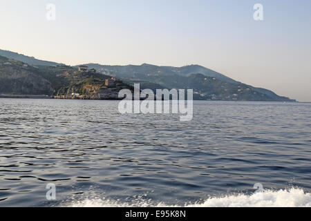 Blick auf die Marina di Puolo auf der Amalfi-Halbinsel in der Nähe von Sorrento, Italien vom Wasser Stockfoto