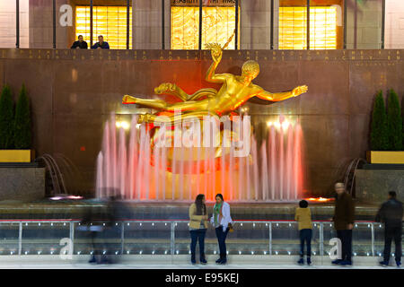 NEW YORK CITY - 31.März: Der goldene Prometheus-Statue am Rockefeller Center in New York, NY am 31. März 2012. Diese bronze Stockfoto