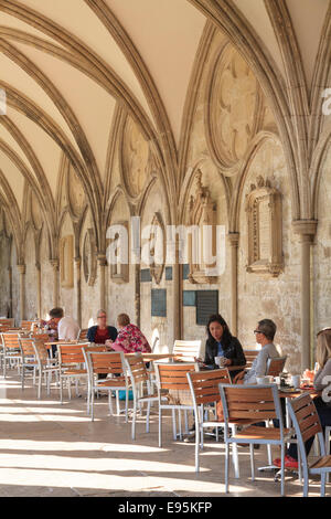 Kunden, die das Café in Salisbury Kathedrale Kreuzgang Stockfoto