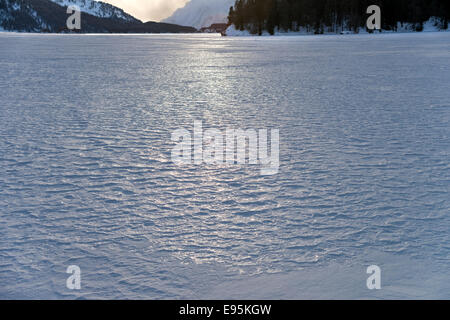 Winterlandschaft und gefrorener Sils-See, Sils-Maria, Engadin, Schweiz Stockfoto