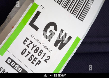 EasyJet-Gepäckaufkleber auf der Tasche des LGW London Gatwick Airport in England, Großbritannien Stockfoto