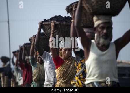 Dhaka, Bangladesch. 14. Januar 2013. Arbeit in Bangladesch führen ihr Leben durch schlecht verdienen. Nach 11 Stunden am Tag haben sie verdienen weniger als $2 USD. In der Neuzeit haben sie Arbeit manuell bis jetzt. Laut ILO (International Labor Organization) ist die harte Realität, dass einige 375 Millionen Arbeitnehmerinnen und Arbeitnehmer nicht genug verdienen, um sich und ihre Familien über die $1,25 Tag extremen Armutsgrenze halten können. Das ist rund ein Achtel der erwerbstätigen Bevölkerung der dritten Welt, wo mehr als ein Viertel der Frauen und Männer Leben mit ihren Familien auf $2 ein Tag oder arbeiten les Stockfoto