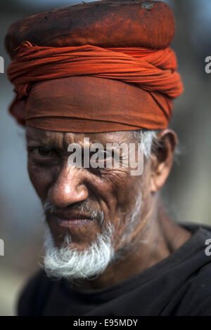 Dhaka, Bangladesch. 14. Januar 2013. Herrn Babul 55. Lebensjahr haben alle Arbeit Tag zu seiner Familie zu führen. Arbeit in Bangladesch führen ihr Leben durch schlecht verdienen. Nach 11 Stunden am Tag haben sie verdienen weniger als $2 USD. In der Neuzeit haben sie Arbeit manuell bis jetzt. Laut ILO (International Labor Organization) ist die harte Realität, dass einige 375 Millionen Arbeitnehmerinnen und Arbeitnehmer nicht genug verdienen, um sich und ihre Familien über die $1,25 Tag extremen Armutsgrenze halten können. Das ist rund ein Achtel der erwerbstätigen Bevölkerung der dritten Welt, wo mehr als ein Viertel der Arbeit Stockfoto