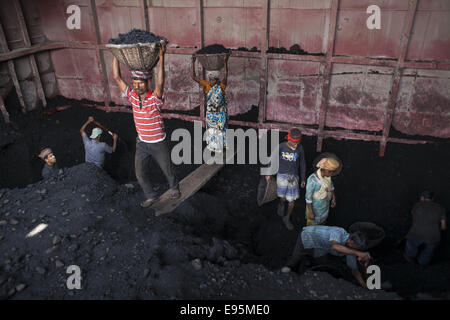 Dhaka, Bangladesch. 14. Januar 2013. Arbeit in Bangladesch führen ihr Leben durch schlecht verdienen. Nach 11 Stunden am Tag haben sie verdienen weniger als $2 USD. In der Neuzeit haben sie Arbeit manuell bis jetzt. Laut ILO (International Labor Organization) ist die harte Realität, dass einige 375 Millionen Arbeitnehmerinnen und Arbeitnehmer nicht genug verdienen, um sich und ihre Familien über die $1,25 Tag extremen Armutsgrenze halten können. Das ist rund ein Achtel der erwerbstätigen Bevölkerung der dritten Welt, wo mehr als ein Viertel der Frauen und Männer Leben mit ihren Familien auf $2 ein Tag oder arbeiten les Stockfoto