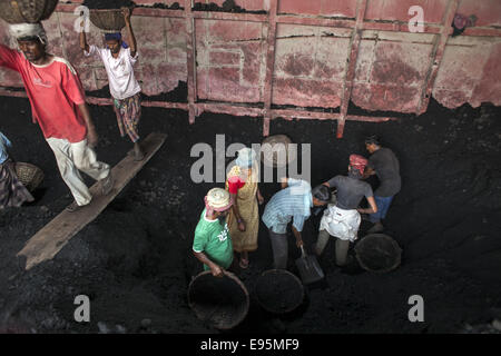 Dhaka, Bangladesch. 14. Januar 2013. Arbeit in Bangladesch führen ihr Leben durch schlecht verdienen. Nach 11 Stunden am Tag haben sie verdienen weniger als $2 USD. In der Neuzeit haben sie Arbeit manuell bis jetzt. Laut ILO (International Labor Organization) ist die harte Realität, dass einige 375 Millionen Arbeitnehmerinnen und Arbeitnehmer nicht genug verdienen, um sich und ihre Familien über die $1,25 Tag extremen Armutsgrenze halten können. Das ist rund ein Achtel der erwerbstätigen Bevölkerung der dritten Welt, wo mehr als ein Viertel der Frauen und Männer Leben mit ihren Familien auf $2 ein Tag oder arbeiten les Stockfoto