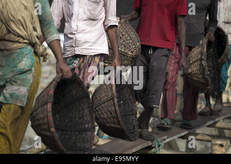 Dhaka, Bangladesch. 14. Januar 2013. Arbeit in Bangladesch führen ihr Leben durch schlecht verdienen. Nach 11 Stunden am Tag haben sie verdienen weniger als $2 USD. In der Neuzeit haben sie Arbeit manuell bis jetzt. Laut ILO (International Labor Organization) ist die harte Realität, dass einige 375 Millionen Arbeitnehmerinnen und Arbeitnehmer nicht genug verdienen, um sich und ihre Familien über die $1,25 Tag extremen Armutsgrenze halten können. Das ist rund ein Achtel der erwerbstätigen Bevölkerung der dritten Welt, wo mehr als ein Viertel der Frauen und Männer Leben mit ihren Familien auf $2 ein Tag oder arbeiten les Stockfoto