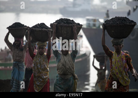 Dhaka, Bangladesch. 14. Januar 2013. Mann & Frauen zusammenarbeiten. Arbeit in Bangladesch führen ihr Leben durch schlecht verdienen. Nach 11 Stunden am Tag haben sie verdienen weniger als $2 USD. In der Neuzeit haben sie Arbeit manuell bis jetzt. Laut ILO (International Labor Organization) ist die harte Realität, dass einige 375 Millionen Arbeitnehmerinnen und Arbeitnehmer nicht genug verdienen, um sich und ihre Familien über die $1,25 Tag extremen Armutsgrenze halten können. Das ist rund ein Achtel der erwerbstätigen Bevölkerung der dritten Welt, wo mehr als ein Viertel der berufstätigen Frauen und Männer Leben mit, ihren Stockfoto