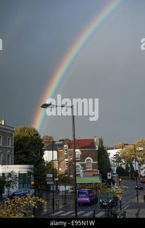 London, UK. 20. Oktober 2014. UK-Wetter: Regenbogen gesehen im Norden Londons. Bildnachweis: Piero Cruciatti/Alamy Live-Nachrichten Stockfoto