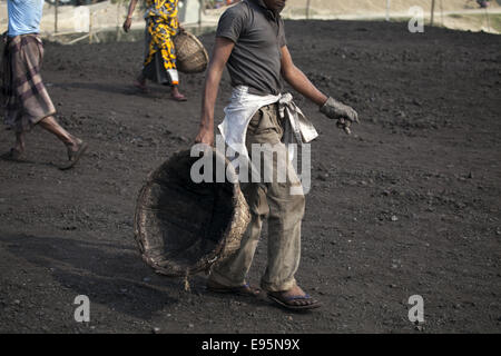 Dhaka, Bangladesch. 14. Januar 2013. Arbeit in Bangladesch führen ihr Leben durch schlecht verdienen. Nach 11 Stunden am Tag haben sie verdienen weniger als $2 USD. In der Neuzeit haben sie Arbeit manuell bis jetzt. Laut ILO (International Labor Organization) ist die harte Realität, dass einige 375 Millionen Arbeitnehmerinnen und Arbeitnehmer nicht genug verdienen, um sich und ihre Familien über die $1,25 Tag extremen Armutsgrenze halten können. Das ist rund ein Achtel der erwerbstätigen Bevölkerung der dritten Welt, wo mehr als ein Viertel der Frauen und Männer Leben mit ihren Familien auf $2 ein Tag oder arbeiten les Stockfoto