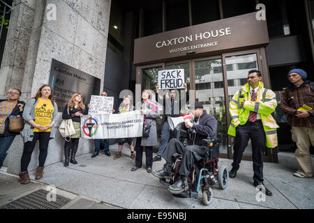 London, UK. 20. Oktober 2014.  'Sack Herrn Freud' behinderte Menschen gegen Kürzungen (DPAC) protestieren Credit: Guy Corbishley/Alamy Live News Stockfoto