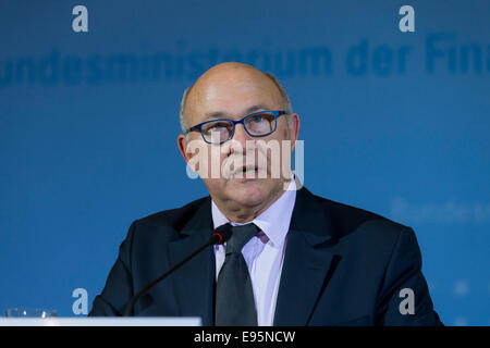 Berlin, Deutschland. 20. Oktober 2014. Französischer Minister für Finanzen Sapin, französische Wirtschaftsminister Macron, deutscher Wirtschaftsminister Gabriel und Deutsch und deutsche Innenminister Finanzminister Schäuble in einer Join-Pressekonferenz über die Zusammenarbeit in der Wirtschaftspolitik, Finanzpolitik und Investitionen realisiert bei German Ministry of Finance am 20. Oktober 2014 in Berlin, Deutschland. / Bild: Michel Sapin, französischer Minister für Wirtschaft, Finanzen und Industrie. Bildnachweis: Reynaldo Chaib Paganelli/Alamy Live-Nachrichten Stockfoto