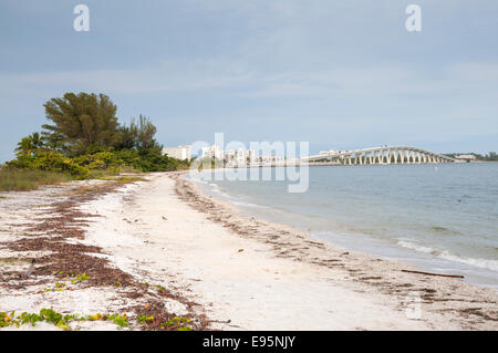 Sanibel Island Beach mit Causeway im Hintergrund, Florida, USA Stockfoto