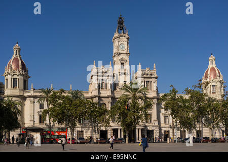 Die Rathaus-Büros in der Plaza del Ayuntamiento in Valencia, Spanien. Stockfoto