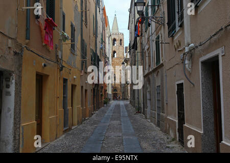 Eine schmale Straße von Alghero. Sardinien, Italien. Stockfoto