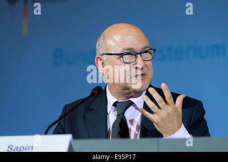 Berlin, Deutschland. 20. Oktober 2014. Französischer Minister für Finanzen Sapin, französische Wirtschaftsminister Macron, deutscher Wirtschaftsminister Gabriel und Deutsch und deutsche Innenminister Finanzminister Schäuble in einer Join-Pressekonferenz über die Zusammenarbeit in der Wirtschaftspolitik, Finanzpolitik und Investitionen realisiert bei German Ministry of Finance am 20. Oktober 2014 in Berlin, Deutschland. / Bild: Michel Sapin, französischer Minister für Wirtschaft, Finanzen und Industrie. Bildnachweis: Reynaldo Chaib Paganelli/Alamy Live-Nachrichten Stockfoto