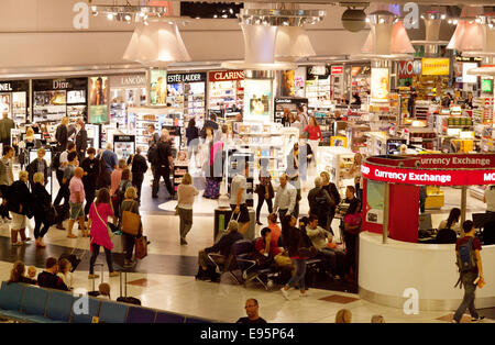 Passagiere im Innenraum, Gatwick Flughafenterminal Nord, England UK Stockfoto