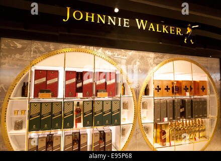 Johnnie Walker Whisky zum Verkauf an den Duty Free Shop, Flughafen Dubai, Vereinigte Arabische Emirate (VAE) Stockfoto