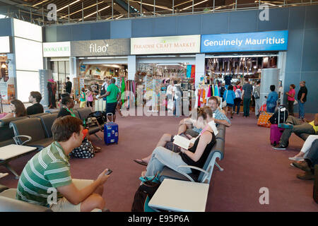 Leute sitzen in der Abflughalle im terminal, Flughafen Mauritius, Afrika Stockfoto