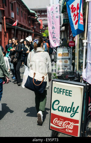 Frau zu Fuß durch Sensi-Jo Tempel Einkaufsviertel Stockfoto