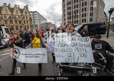 London, UK. 20. Oktober 2014.  'Sack Herrn Freud' behinderte Menschen gegen Kürzungen (DPAC) protestieren Credit: Guy Corbishley/Alamy Live News Stockfoto