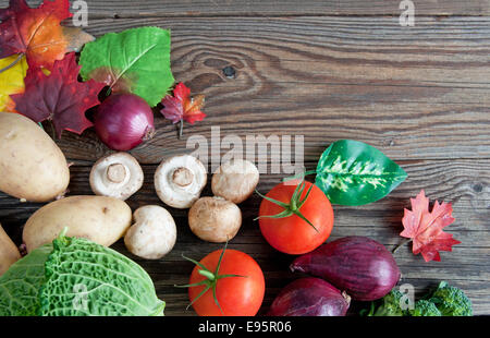 Herbst-Obst und Gemüse über rustikale Holz Stockfoto