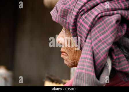 Porträt von alte Frau mit Falten in Flores Indonesien Stockfoto