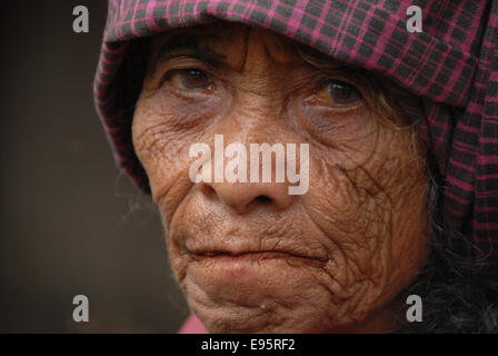 Porträt von alte Frau mit Falten in Flores Indonesien Stockfoto