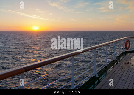 Sonnenuntergang vom Deck des Kreuzfahrtschiffes Arcadia, die P & O angesehen Stockfoto