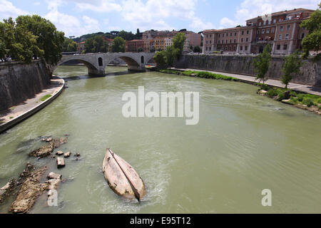 Blick auf den Fluss Tiber von der Brücke der "Vittorio Emanuele II''. Rom, Latium, Italien. Stockfoto