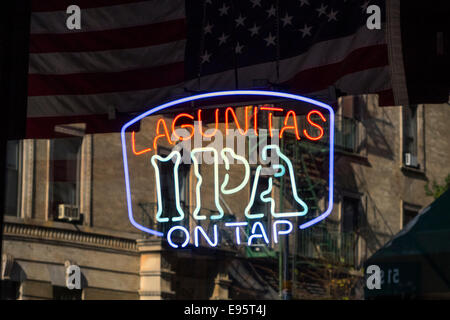 Ein Lagunitas IPA-Neon-Schild im Fenster einer Bar in New York City Stockfoto