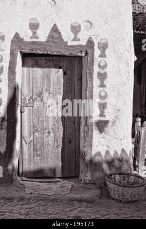Tür in einem Nubischen Haus - Assuan Ägypten. Stockfoto