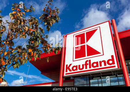 Kaufland Supermarkt Logo in Prag in der Tschechischen Republik Stockfoto