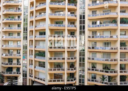 Monte Carlo, Monaco. 20. Oktober 2014. Die Wolkenkratzer Roccabella, wo-F1-Piloten Nico Rosberg und Lewis Hamilton Live. Anderen (ehemaligen) Bewohnern gehören Keke Rosberg, Mika Haekkinen, Karl Lagerfeld, Boris Becker, Shirley Bassey, Ringo Starr, Eddie Jordan. Bildnachweis: Dpa picture Alliance/Alamy Live News Stockfoto