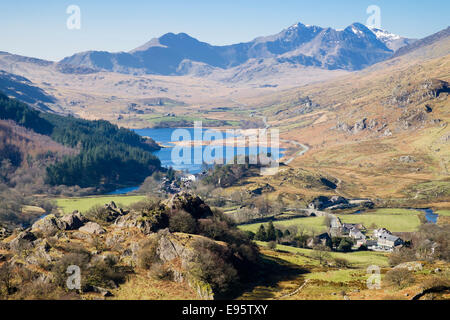 Malerische Aussicht über Capel Curig zu Llynnau Mymbyr Seen und Snowdon Horseshoe in Snowdonia Nationalpark Berge (Eryri) Conwy Wales UK Großbritannien Stockfoto