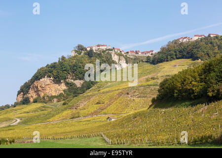 Blick auf Dorf hoch oben über den Weinbergen in Jura Weinbaugebiet. Chateau Chalon, Jura, Franche-Comte, Frankreich, Europa Stockfoto