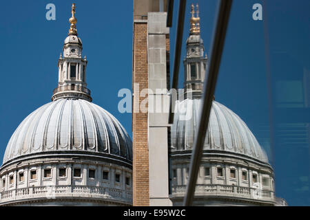 Kuppel der St. Pauls Cathedral spiegelt sich in den Fenstern der Heilsarmee International Zentrale in London Stockfoto