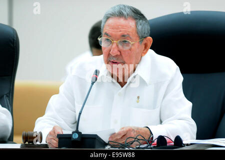 (141020)--Havanna, 20. Oktober 2014 (Xinhua)--der kubanische Präsident Raul Castro beteiligt sich an dem Sondergipfel der Bolivarianischen Allianz für die Völker unseres Amerika (ALBA) in Havanna, Kuba, am 20. Oktober 2014. Der Gipfel für Montag geplant wurde vom Generaldirektor der Weltgesundheitsorganisation (WHO), Margaret Chan, und UN-Generalsekretär Ban Ki-Moon als Teil eines globalen Kampfes gegen die Epidemie auf Anfragen organisiert. ALBA, gegründet 2004, Gruppen zusammen Venezuela, Kuba, Nicaragua, Dominica, Antigua und Barbuda, St. Lucia, St. Vincent und die Grenadinen, Ecuador und Stockfoto