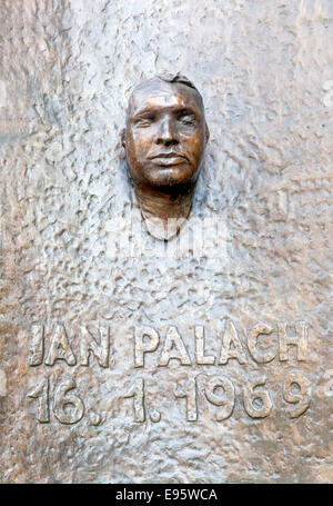 Tod Maske von Jan Palach Prag, Palach Platz der Tschechischen Republik. Gedenkstätte Büste Stockfoto