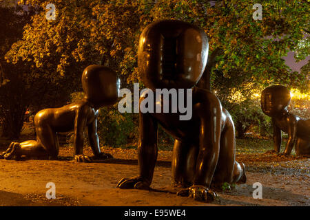 Krabbelnde Babies Skulpturen des Künstlers David Cerny Prag Kampa Island Park, Prager Statue Tschechische Republik Stockfoto